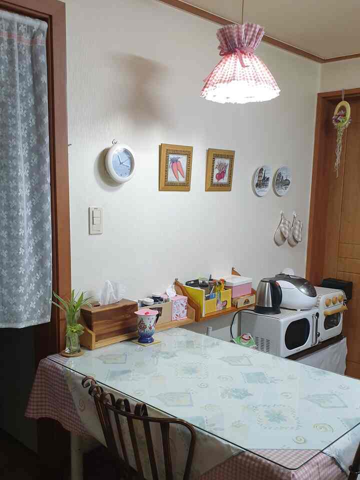 #우리집추구미 #웜톤 #컬러풀인테리어 #플렌테리어 #레트로 #원목가구 #화사함 #청결미
我が家のインテリアの特徴は、暖かくてふんわり、また華やかで情感あふれるコンセプトだ。

非常に古い原木家具が多いが村々に見えず現代的なものとよく合うように配置をし、あちこちにカラー感を加えて家が明るく見えるようにした。

また多くはないが植物があってインテリアがより際立つようだ。

そして私が最も重要に考えるのが清潔さと整理整頓だ。整理整頓になっていなければ、家がいくら美しいものその中で安定感を探すのは大変そうだ。

家順である私が一日中滞在しても心が楽で楽しい空間になるようにするのが一番重要なキーポイントのようだ。