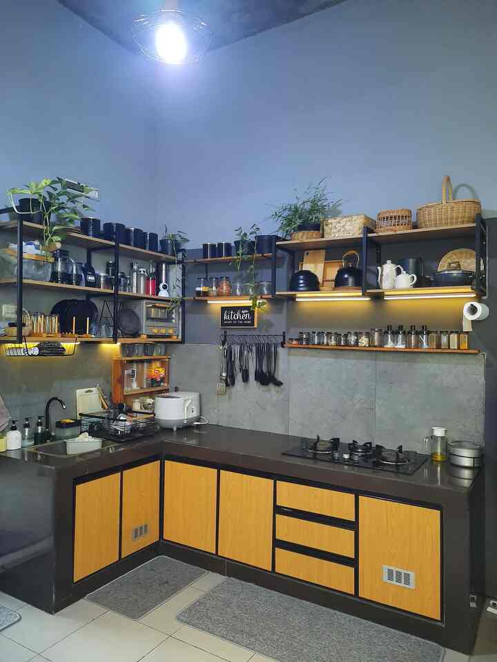 Dapur tetap rapi dengan rak dinding terbuka. 
Demi hemat budget pemasangan kitchen set, kami mengkombinasikan lemari bawah dapur dengan rak terbuka. Harganya tentu lebih terjangkau.  Selain itu, rak terbuka juga memudahkan kita untuk mengambil barang2 yang diperlukan. Tidak ribet buka tutup pintu lemari. 🤭
Berhubung kami keluarga minang yang sering masak masakan kaya rempah, penting bagi kami untuk memiliki wadah bumbu dan rempah yang banyak. Untuk memudahkan pengambilan bumbu saat memasak kami menggunakan ambalan dinding kayu simpel. 
Penataan bumbu yang rapi dan tertata juga dapat menambah estetika dapur rumah kami. 😊

#kitchenset #kitchensetminimalis #rakdindingterbuka #rakdindingdapur #rakdindingkayu #kitchensetpvc #kitchenorganization #dapurrapi #penyimpanandapur 