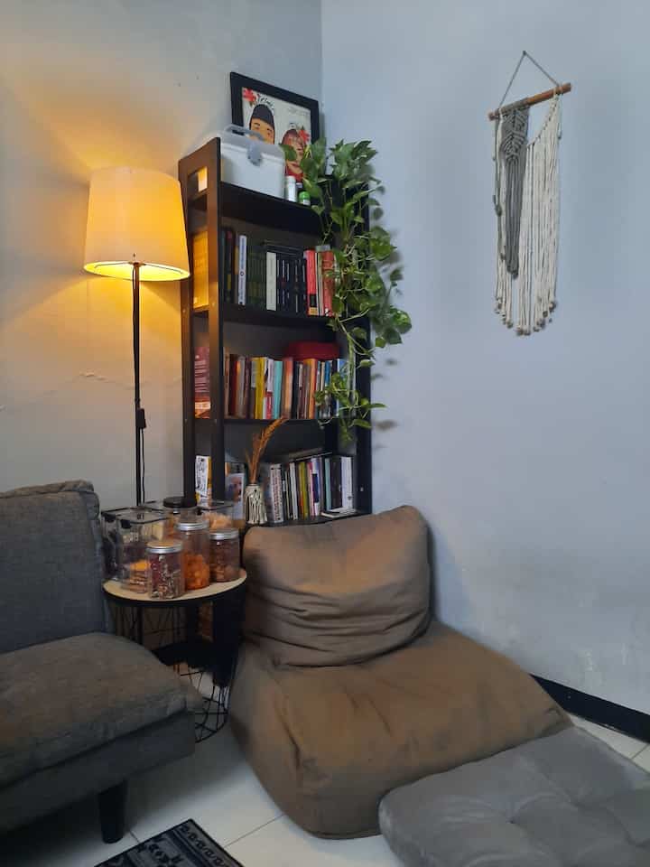 Sudut baca tiny but cozy.
Salah satu sudut favorit di rumah kami adalah sudut baca ini. Posisinya menyatu dengan living room. Duduk santai sambil membaca buku-buku ringan di sudut ini bikin betah dan nyaman. 
#ruanganhobi #sudutbaca #ruanganbaca #inspirasiruangbaca #dekorasiruangbaca #livingroom 