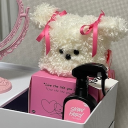 부농부농한 공간을 만들어봤어요💘
복슬복슬 강아지가 너무 귀엽지않나요..?
보기만해도 웃음이..🫠
#화이트인테리어 #핑크인테리어 #분홍인테리어 #휴지케이스 #리본 #하트거울 #트롤리 #오브제추천 #두루마리휴지 #이케아 #크비슬레 #케이크상자 #선물상자 #집들이선물추천 #이사선물추천 #20대생일선물 #30대생일선물 #꾸미기소품 #인테리어소품추천 #실용성소품 #마켓비 #데스커 #데스크테리어 #헤헤 #핸드메이드 