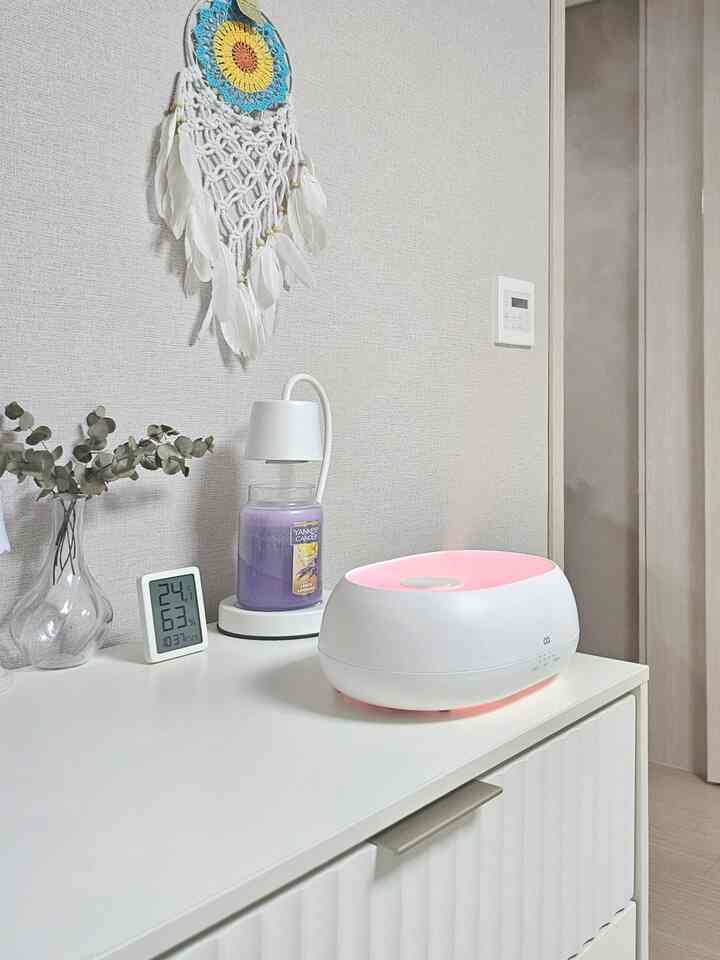 今やうまく使った我が家のサリムテム「オア霧加湿器」です。 
加湿器は昨年五感レビューで受けた製品です。  
家に寝室用加湿器があるのに取り出せず、今年はこの子でずっと～過ごしました。 

小さいけれど一晩の加湿量で十分か寝て起きた時、首も乾燥せず大丈夫だったので、昨年使っていた加湿器はパンツリーの隅から出てこなかったという… 

様々なカラーのムードなどに一般加湿と霧加湿が可能で洗浄や管理も楽で、今冬のヒョザテムでしたね。 

このオア加湿器の商品メイン写真も私が撮った写真です...😁😁

#サリムサル6 #コンスープ記録
＃メアパール＃メイドウェルカム＃加湿器＃オア＃オア加湿器＃ミスト加湿器＃ミニ加湿器＃かわいい加湿器＃冬の必需品＃冬の必需品＃サリムテム＃寝室のインテリア＃寝室の装飾＃寝室の小道具＃寝室の家具＃棚の棚旧＃引き出し場＃ホワイトインテリア