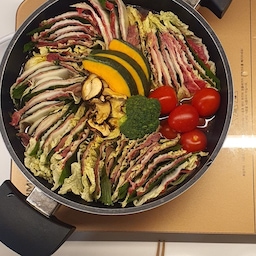 이맛! 아는 사람 손!🙋‍♀️
맞벌이부부의 평일 저녁메뉴
실패 제로 안심 메뉴 밀푀유나베
물에 빠진 고기는 싫어하면서
배추와 깻잎 사이에 낑겨 있는 고기는 잘먹는
미스테리 남편
모처럼 텅텅빈 냉장고 채우고
집에서 푸짐~하게 밀푀유나베 만들어 먹었는데
이 맘때 먹어도 참 좋네요^^
특히 방울토마토 넣었더니 더 맛있어요~👍👍
#저녁메뉴 #저녁식사 #저녁메뉴추천 #상차림 #집들이음식 #집들이음식추천 #밀푀유나베 #소고기전골 #전골요리 #집밥 #내돈내산 #인덕션 #단미인덕션 #1구인덕션 #1구인덕션추천 #주방용품 #주방템 #결혼선물 #집들이선물 #집밥메뉴추천 #양수냄비 #인덕션냄비 #냄비 #주방식탁 #주방테이블 #타원형테이블 #데코뷰 #덮밥그릇 #단호박 #소고기요리 