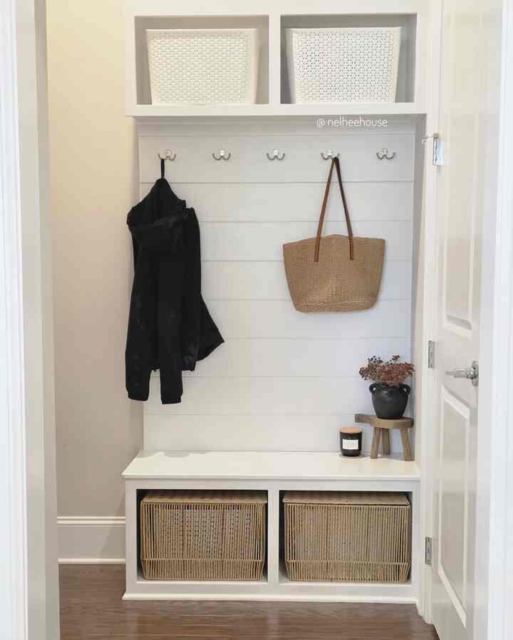 Foto diam dari mudroom/drop zone saya 🤎

#mudroom #entranceinterior #dropzone #entrance #entrancehallwayinterior #mudroomstyling #cozy #minimal #organized