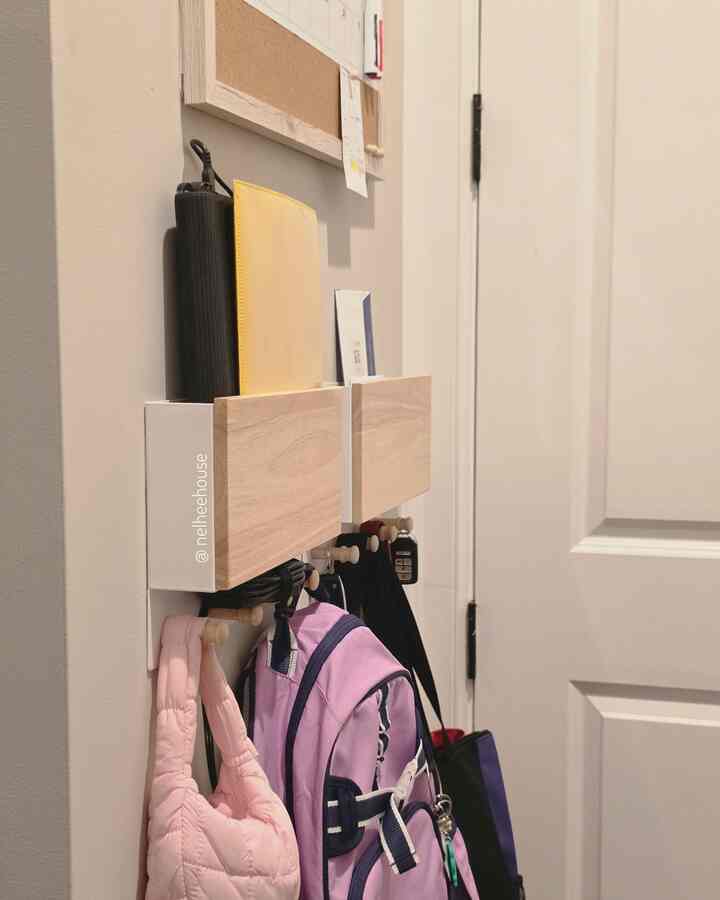 Memanfaatkan ruang kosong di belakang pintu garasi!
Tempat penyimpanan surat/kunci/tas yang dipasang di dinding ini wajib dimiliki untuk menata ruang penyimpanan 😘 

#ruang penyimpanan #bagholder #organizedhome #dropzone #entranceinterior #entrance #homeorganization
