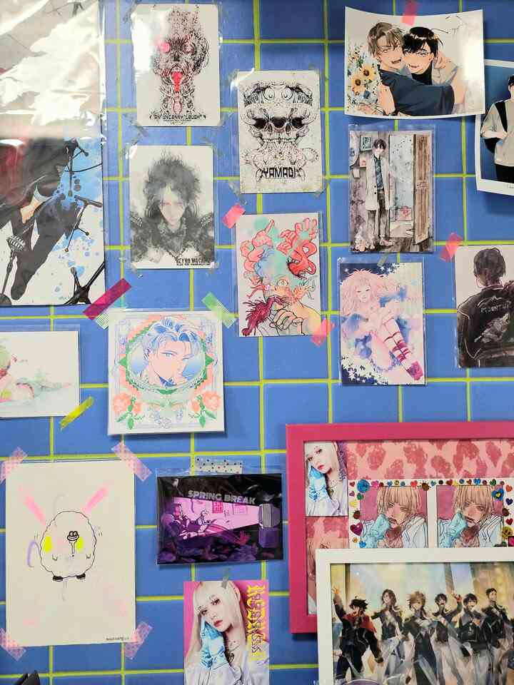 お気に入りのポスターやポストカードは壁紙貼ってる上にぺたぺたしてる🩵
.
.
1枚目右下のピンクのフレームは結構前のIKEAのやつで、入れたいイラストよりも大きかったから、ピンクレオパの壁紙を背景紙にしてアレンジした！
.
.
#カラフルなインテリア #壁紙 #ポストカード 