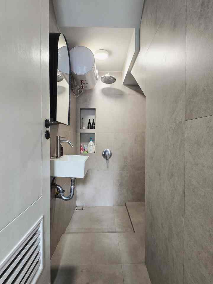 Kamar mandi mungil di bawah tangga ini ukurannya hanya 3m², ini yang bisa dilakukan untuk menyiasati ruang:

✨️ Gunakan 1 warna tiles dengan shades yang berbeda untuk dinding dan lantai untuk kesan seemless yang lega. Untuk lantai gunakan granit slip stop supaya tidak licin di kamar mandi basah.
✨️ Buat niche di dinding kamar mandi untuk tempat sabun shampoo.
✨️ Gunakan juga cermin yang bisa dibuka jadi kabinet untuk tempat penyimpanan.
✨️ Gunakan rain shower tempel supaya air tidak muncrat kemana2.

#GranitKamarMandi
#CerminKabinet
#RainShower
#KamarMandiKecil
#KamarMandiBawahTangga
#InspirasiKamarMandi
