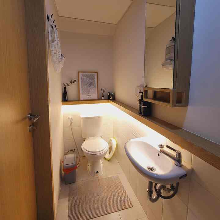 Kamar mandi tamu di lantai 1 yang compact ini bisa dipakai untuk juga untuk mandi. Space yang terbatas bisa digunakan maksimal dengan design yang minimalis agar ruangan terlihat lega.
#kamarmandi #powderroomideas #bathroom #homedecor #japandi #rumahcompact #rumahminimalis 