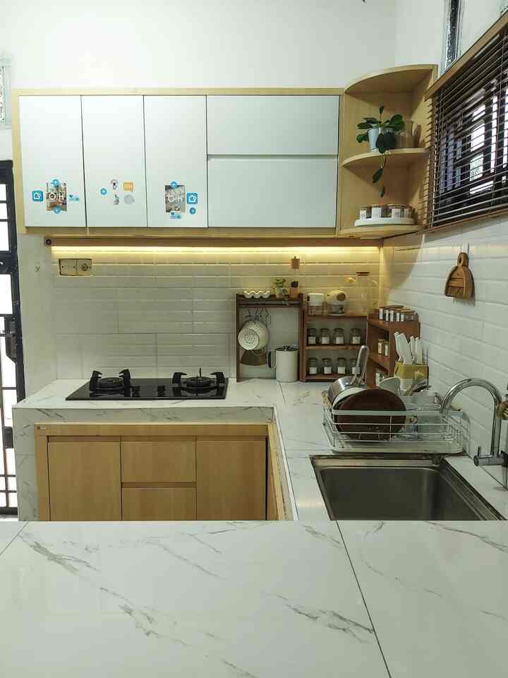 Storage ideas in a minimalist kitchen 🏠
Adding cabinets to the kitchen for a small house is one of the most useful ideas for home comfort. In Ryuto house itself, one of the advantages of having a mini kitchen is that it can reduce the budget for making kitchen cabinets, besides being functional, this kitchen cabinet is very useful for storing cutlery, cooking utensils and making the kitchen look more attractive and neat. The addition of wooden shelves for spice jars in Ryuto house has its own appeal. Who would have thought, by displaying spice bottles with a uniform shape and with wooden shelves, it can make the appearance of this mini kitchen feel more aesthetic 
#kitchenorganization #dapurrapi #penyimpanandapur #dapurminimalis #toptable #backsplash #rakdapur #tanamanartificial #faucet