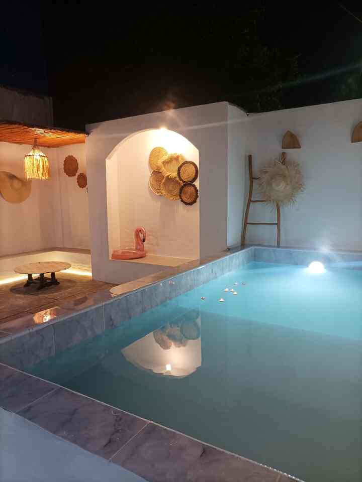 Backyard Malam vs Siang Hari 🌜🌞
Area backyard yang dilengkapi dengan mini pool, salah satu spot favorit kumpul keluarga saat weekend. Area belakang ini didominasi dengan warna cat eksterior putih dan dominasi dekorasi kerajinan natural sehingga kesannya lebih hangat untuk momen kumpul keluarga. Untuk penerangan di malam hari, kami menambahkan lampu kolam, lampu dinding outdoor dan LED stripe untuk kesan yang lebih hangat.

#rumahminimalis #backyard #minipool #dekorasidinding #walldecor #catrumah #lampuoutdoor #halamanbelakang #homedecor