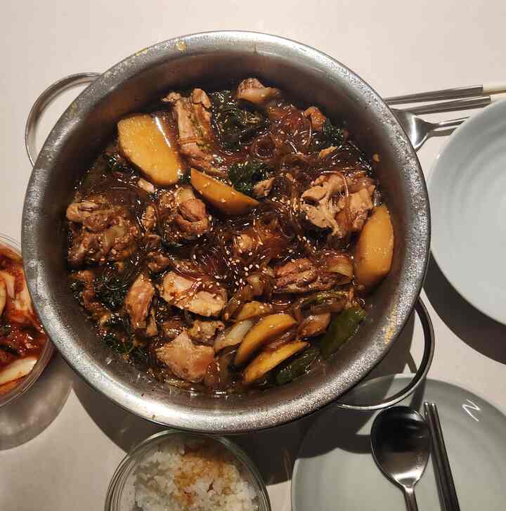 オーホームストアの記録7

お母さんお父さんがくれた鶏の足のパックの量が多すぎる 
1/3はカレーハンモク残りは蒸し鶏で！
精肉鶏だけで蒸した鶏や炒めたときに皮の側を油なしで焼いて油を上げると、スープがうまくいきます。
当面キラーのために当面も呼ばれ、やはりフルルリュック
当面から食べるｗｗｗｗ

今日もよく食べました

＃オーホームストア＃コンスープ記録＃おがくず記録 