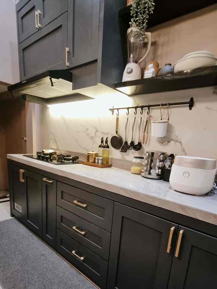 Kunci dapur bisa rapi tentu terletak pada storage. Storage tertutup sgt efektif untuk membuat dapur terlihat bersih dan rapi. Di rumah kami menggunakan beberapa kabinet dapur yg terbuat dari multipleks berlapis HPL. Sedangkan untuk storage terbuka dibutuhkan extra effort untuk lebih sering merapikan, membersihkan dan juga menyelaraskan tone warna. Sehingga dapur tidak hanya terlihat terorganize namun jg estetik. Penyimpananya pun harus disesuaikan dg frekuensi pemakaian. Tools yg paling sering dipakai kami letakkan dibagian yg mudah terjangkau. #KitchenSet #KabinetMyltipleks #KabinetDapur #HPL #KitchenOrganization #DapurRapi #PenyimpananDapur 