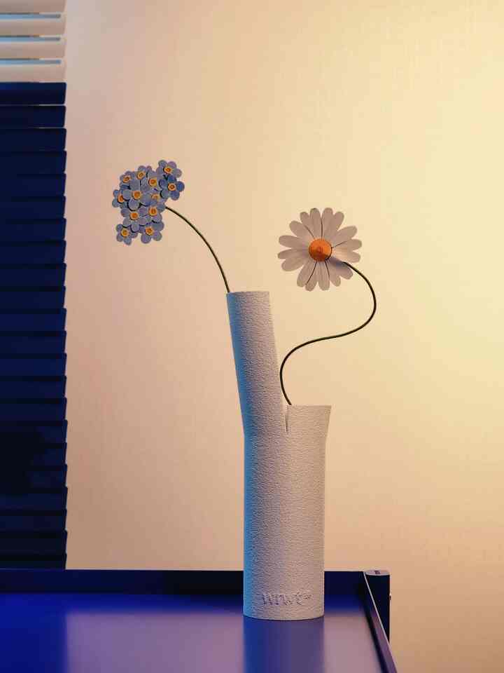 🌙青い部屋暖かい照明の下、静かな夜の花

言葉なく伝わる慰めがあれば、おそらくこんな姿かも。

最も単純なものが最も深い慰めを与える時があると思います。
光、休み、そして自分だけの時間。

光は静かに染みます。
花は何も言わずに咲いた。

何か言わなくても
十分な瞬間がある。

＃静かな時間＃詩のような一日＃感性フィード＃光と花＃空間の温度
＃ミニマルインテリア＃照明感性＃フラワームード＃デイリームード＃感性写真
＃今日の寒いシーン＃花＃花瓶＃環境にやさしい花瓶＃3dprinted＃objet＃紙の花＃春が来た春＃インテリアアクセサリー＃カラーセラピー＃ムード照明＃フラワーデコ＃感性スプーン＃インテリアポイント