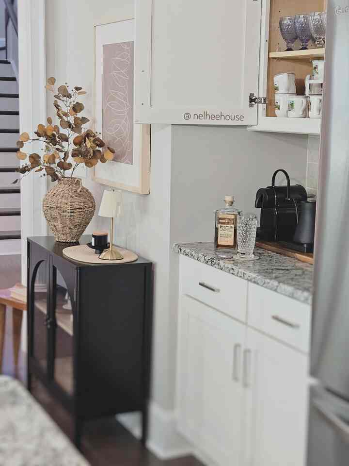 Tur mini lemari bar & stasiun kopi di dapur/ruang makan saya🤍

#bargained #kitchen #kitcheninterior #bartable #coffeemachine #coffeestation #kitchendecor