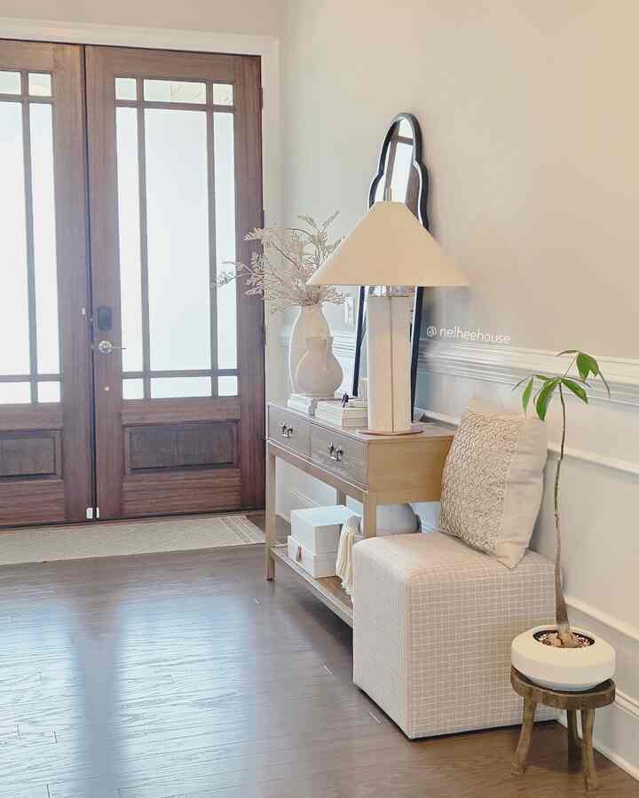Bright and cozy entrance of my home🤍
#entrance #foyer #entrancemirror #lamp #mirror #cozyhome #neutralhome #entranceinterrior