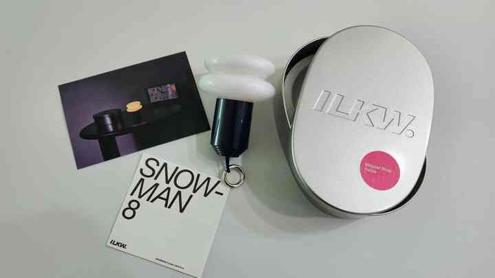 #製品サポート 

小さくてかわいいスノーマンデザインの
日光電球 SNOWMAN8 Portable💡

携帯性に優れ、どこでも使いやすい 
この電球はキャンプ、野外活動、屋内インテリアにぴったりです！ 

明るさも適しており、色温度調節が可能 
お好みの雰囲気を簡単に作れますよ。 
暖かい光で家の雰囲気も一層居心地よく作ってくれますね✨

製品の下部に磁石が内蔵されており、ドッキングステーションと組み合わせてどこにでも簡単に掛けることができ、輪がなくても 
磁石の付着力がちゃんと安定して固定されます。

デザインも可愛すぎて、 
持ち運びも便利で、
ケースまで高級化して活用度が高い
小さくて強力な感性照明でぴったりです💡💕

＃日光電球＃今日の家＃スノーマン8＃SNOWMAN8Portable＃ベビースノーマン＃今日の家エディション＃今日の家Only＃メイド＃ポータブル照明＃キャンプ用品＃インテリア照明＃感性照明＃ftc14ストーリー＃週末に何が家＃今日のシーン 