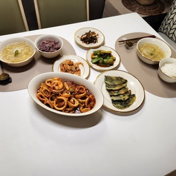 #콘수프기록
#오홈스토랑 
#오징어볶음 
#콩나물국 
#깻잎전 
#오이김치
오늘 메뉴는 콩나물국에 오징어 볶음 깻잎전입니다...
오전에 등교시키고 오는데 집앞마트에 오이가 다섯개 3980원...열개샀어요...순전히 싸서...그냥 싸서 ㅎㅎㅎ
왜 자꾸 일을 만드는걸까요....ㅠ
오자마자 오이절여서 김치했어요...
장보고 오이김치하고 설거지하고 애 봄옷 정리하고 오집좀 하고나니 하교시간 ㅠ  애학교멀어서 델러가야해요..
학교에서 학원으로 라이딩하고 오니 치우다 만 주방이 기다리네요..주방정리하고 나니 또 밥할시간~~~~어흑..다리아포 ㅠㅠ
신나게 밥했으나 허리 다리 다아퍼서 밥차리고 드러누웠어요....배고팠는데 밥차리고 나니 입맛없네요..
오늘 올릴 글 다올렸다~~~
이제 구경가야쥐~😋😋😋