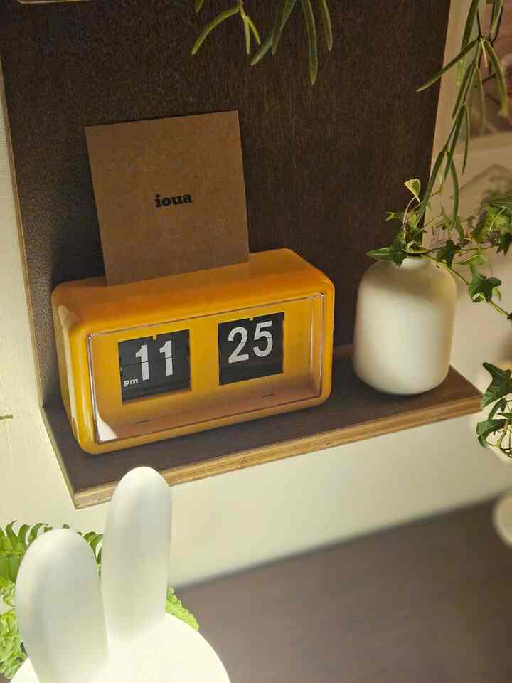 #예쁜템최고야 #콘수프기록 7
Yowa Retro Color Flip Desk Clock
The yellow color is refreshing💛
It's a retro-feeling flip clock that makes you feel good just by looking at it. The moment it flips over is really fun.
It makes a little noise like a spring bouncing,

But isn't that also the charm of a flip clock? 😚
I think sensitive people might find it annoying..
I'm a bit insensitive...😶‍🌫️🫣
I'm buying more yellow items🐤😁

#FlipClock #탁상시계 #우드인테리어 
#RetroInterior #선물추천 #식물인테리어 
#PlantInterior #오늘의가든 #맞팔해요 
#ConsumptionRecord #요즘뭐샀니 #컬러인테리어 

