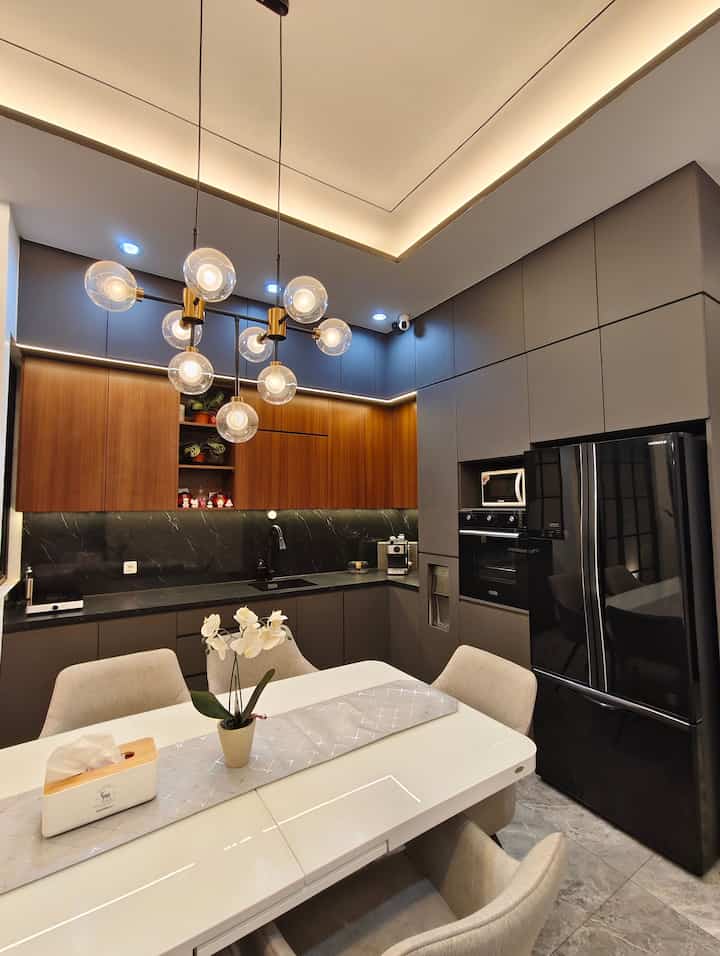 Ruang Dapur Bersih ini sejak awal di desain sedemikian rupa agar memenuhi kebutuhan kami, namun di tengah perjalanan ada perubahan material untuk table top dan back splash, dikarenakan material awal yang kami kehendaki mengamali kenaikan harga yang fantastis maka kami cari alternatif lainnya. Pilihan kami jatuh pada material dari Aica dengan motif dan warna hitam yang memukau kami sejak awal lihat . Alhamdulillah kami sangat puas dengan pilihan kami. warna hitam dengan motif marble menambah kesan elegan dan gagah pada dapur bersih kami. Baru-baru ini kami membuat Spot Cantik di sudut dengan penambahan vas bunga warna warni dan mini Aquarium.

gimana menurut tetangga? 

#hpl
#toughtop
#backsplash
#dapurganteng
#KomporListrik
#KeranAngsa
#myDreamKitchen
#KitchenRenovation
#KitchenStyling
