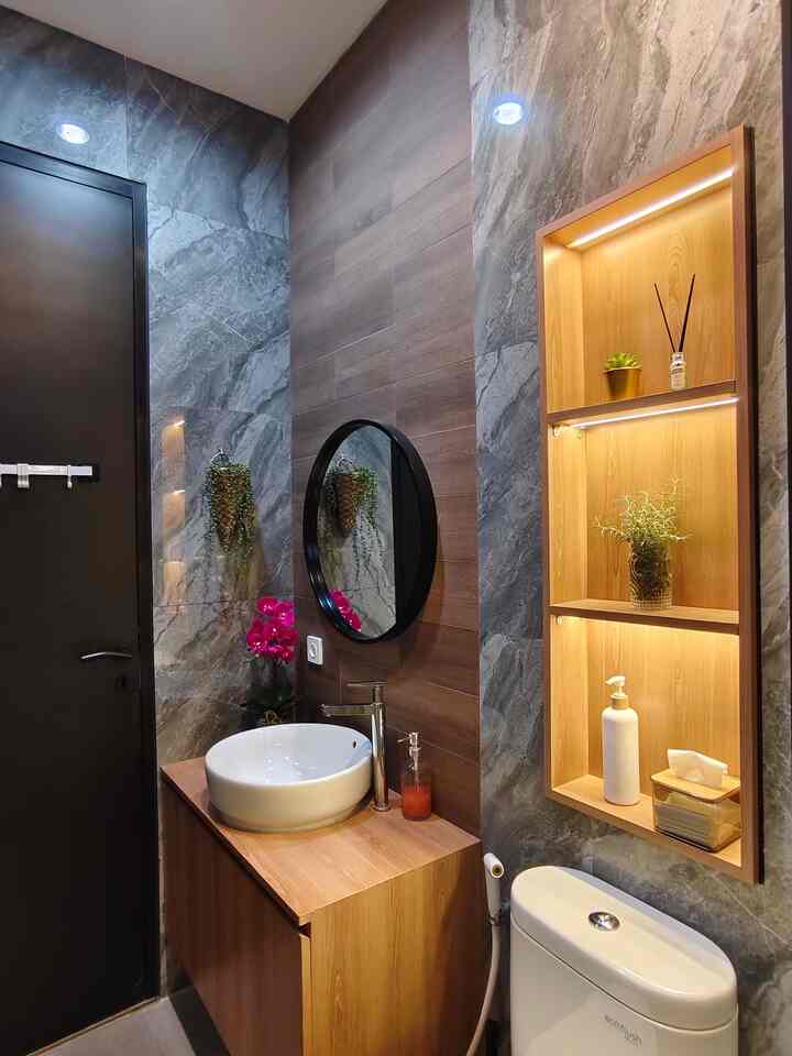 Untuk mempercantik sudut kamar mandi, saya gunakan tanaman gantung dan bunga hias di meja, sengaja menggunakan warna bunga yang mencolok agar lebih intens. dan di rak tanam juga saya tambah tanaman asli daun Rosemary dan juga succulent Artificial dengan Pot emas untuk agar menambah kesan elegan.

kira-kira oke ga warna bunganya??

#granitmarble
#granit
#granitabu
#hpl
#bungaartificialanggrek
#tanamangantung
#succulent
#DekorasiEstetik
#SmallDecorItems
#DecorativeItems