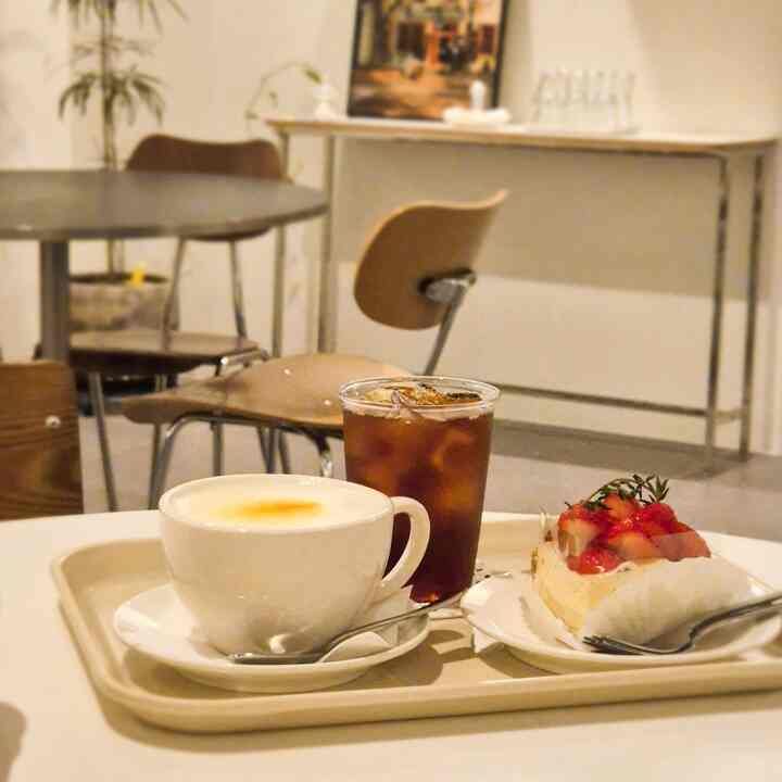 一日中忙しくて疲れた日です...
こんな時のために惜しんだ赤いショット上げてみますよ☺

空間の雰囲気がとてもきれいで撮っておいたのに 
シンプルながらも雰囲気のある空間なのでヒーリングでした！

いちごの上がったデザートならみんな美味しい一人として幸せ..♡
その中で、このような色感トレイもきれいだと私は家に検索してみました😂

トレイから皿、カップなどみんなきれいで、、 
似たような商品を見つけてタグ付けしました:) _ [3] #카페나들이 #힐링타임 #힐링시간  #소통 #소통환영 
