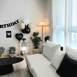 14년째 함께하는 남편의 생일파티.
해마다 다른 컨셉으로 준비하고 있어요.
올 해는 가구와 비슷한 분위기로 맞춰
블랙&베이지&화이트 무드로 소소하게 꾸며봤어요.
레터링 스티커만 있으면 몇백원짜리 라텍스 풍선도
맞춤 풍선처럼 레터링풍선이 될 수 있어 좋네요!
.
.
#거실인테리어 #거실꾸미기 #생일파티준비 #생일파티 #생일파티꾸미기 #홈파티 #생일상 #블랙앤화이트 #톤앤매너 #모던인테리어 #모듈소파 #셀프상차림 #소파테이블 #거실테이블 #무아스 #썸앤데코 #생일가랜드 #생일풍선 #거실조명 #남편생일상 #생일이벤트 #38평아파트인테리어 #38평인테리어 #38평거실  #블랙인테리어 #베이지인테리어 #블랙소품 #쇠테리어 #맞팔 
