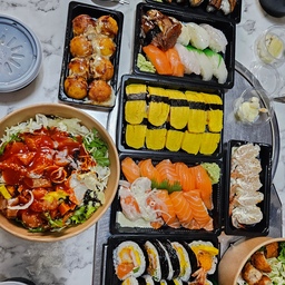 막내가 쏜다><
초밥♡ 오랜만에 시켜먹은 초밥! 종류다양하게 시켜서
가족들이랑 먹었어요! 사진보니 또 먹고싶어지네요ㅋㅋㅋ
#내돈내산 #초밥 #맛있었어요 #냠냠