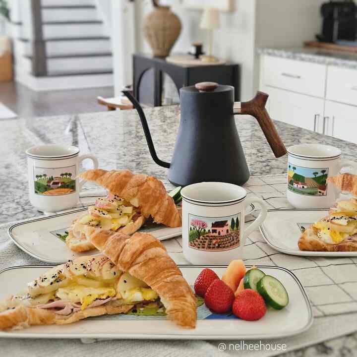 Weekend brunch & Coffee time 🥐
#coffeecup #brunch #plating #dinnerware #platingshot #sandwich #healthyfood 