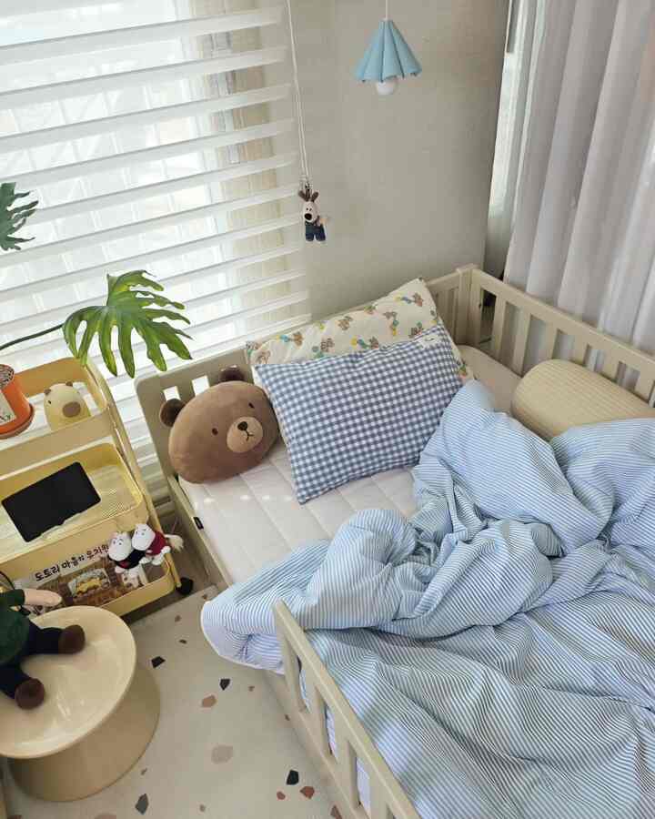 #오늘의우리집

Now that it's spring, I moved the bed to the window 
and even washed the blanket🩵
My precious morning time is gone😂

#30-pyeong apartment interior #셀프인테리어 #내돈내산 #예쁜템최고야 #가성비인테리어 #오늘장면한컷 #집꾸미기 #키즈룸 #키즈침대 #아이방인테리어 #초등학생방 #예쁜침구