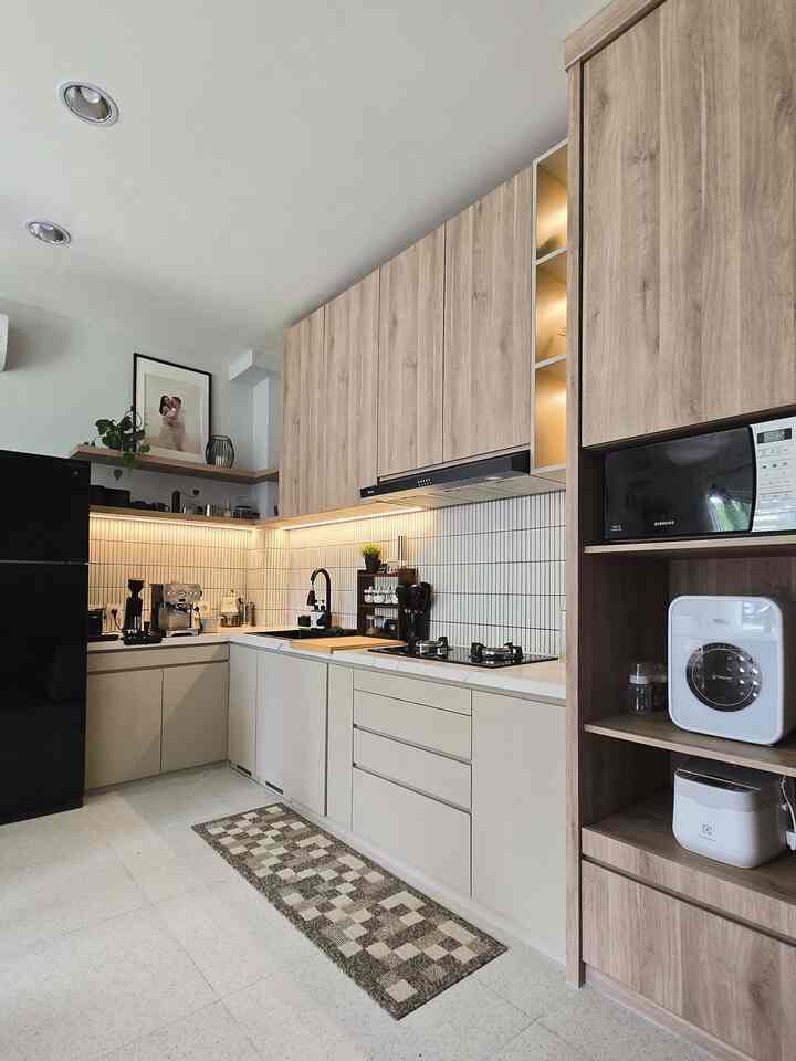 Transformasi kitchen ini bener2 mulai dari nol karena sebelumnya dari developer, posisi kitchen ada dekat dengan pintu masuk, jadi:
- Posisi dipindahkan ke area belakang supaya saat buka pintu ga langsung kelihatan dapur.
- Untuk finishing HPLnya menggunakan AICA dengan top table dari QUADRA.
- Kitchen kabinetnya sendiri berbentuk L dengan kombinasi open shelves, karena butuh untuk coffee corner.
- Sementara untuk flooring sebelumnya pakai SPC (bisa dilihat di slide 2) tapi untuk daerah kitchen nampaknya SPC kurang awet karena mulai banyak yang terbuka. Jadi diubah menggunakan granit tiles agar low maintenance. Granit tiles warna terang ini juga membuat vibes kitchen jadi lebih clean. 

#Granittiles
#MyDreamKitchen
#KitchenRenovation
#KitchenStyling