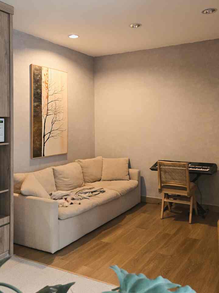 Percantik rumah dengan dekorasi sederhana seperti:
✨️ Wash paint untuk ngasih texture pada dinding dipadu dengan lukisan besar di tengah dinding.
✨️ Cermin estetik untuk OOTD sebelum pergi keluar rumah.
✨️ Artificial plant untuk menambah kesan hangat.
✨️ Lampu kecil dengan cahaya kuning 2700K yang bikin suasana ga cuma cantik tapi juga auto nyaman.


#Wallart
#WashPaint
#DekorasiEstetik
#SmallDecorItems
#DecorativeItems