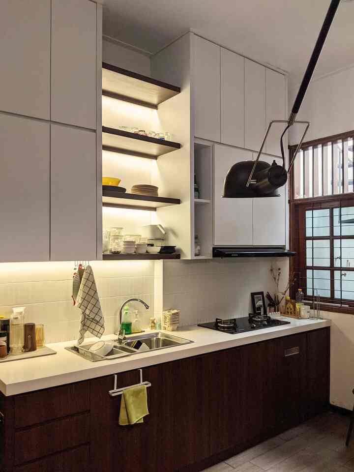 Hal kecil yang menurutku bisa membangun ambience di dapur itu adalah lighting dan aksen kayu. Waktu renovasi dapur, aku memilih untuk kasih aksen kayu di kabinet bawah, beberapa ambalan, dan lantai supaya dapur terasa lebih grounded dan hangat. Karena aku tau dapur bakal jadi area yang banyak barang juga, aksen kayu ini complimentary banget untuk ruangan yang hidup. Sebagai tambahan untuk ambience, aku memasang LED Strip di ambalan kitchen set dan setelah itu aku juga menambahkan task lighting yang bentuknya lumayan statement, jadi selain untuk fungsional, bisa sebagai dekorasi juga. Gak lupa aku menambahkan frame dengan berbagai jenis timber untuk dekorasi dapur
#KitchenSet #Backsplash #LEDstrip #statementlamp #granitkayu #hplkayu #MyDreamKitchen #KitchenRenovation #KitchenStyling