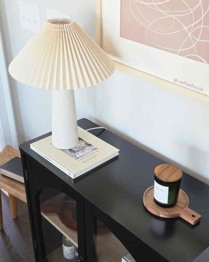 Beige lamp for beige lover 🤍
This corner makes me happy 😘
#modern #beigeinterior #lamp #beige #candle #cabinet #cabinetstyling
#lamp #modern #beigeinterior #