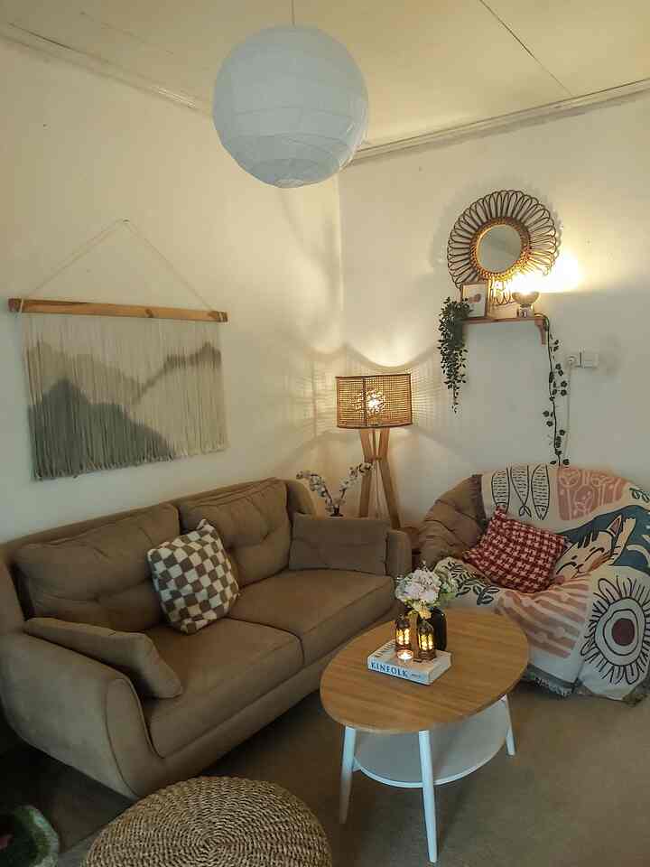 Hunting dekorasi estetik untuk mempercantik rumah 🥰
Tidak harus membeli barang yang mahal untuk membuat tampilan rumah terlihat estetik. Menjelang lebaran, pasti banyak yang hobi hunting pernah pernik untuk mempercantik rumah. Meski bukan barang yang mewah dan mahal, berikut beberapa dekorasi estetik untuk mempercantik rumah versi Ryuto house :
1.  Kap lampu IKEA Regolit
Kap lampu bulat dari IKEA ini selain harganya yang murah under 100K, tampilannya yang estetik dan berwarna netral cocok untuk di ruang tamu dan ruangan lainnya.
2. Lampu nickel chrome IKEA Ackja
Lampu mini yang satu ini dengan desain yang unik dan berwarna chrome membuat look lebih mewah.
3.  Lentera mini kubah LED
Agar vibes ramadhan dan lebaran lebih terasa, lentera mini kubah LED dengan harga 30K ini sukses membuat look yang unik, bisa di pajang di meja tamu, meja makan, ambalan.
4. Throw blanket
Bosan dengan tampilan sofa / single seater  yang gitu aja? Throw blanket bisa membuat tempat duduk lebih estetik dan tidak monoton.
5. Sarung bantal sofa
Sarung bantal yang unik cocok dipadu padankan dengan ruangan dan warna sofa agar terlihat lebih oke.
4. Tempat lilin kaca dan lilin aroma therapy 
Percantik meja tamu dengan lilin beraroma beserta tempat lilinnya adalah ide yang sangat bagus.
5. Bunga artificial
Bagi yang tidak hobi menanam bunga dan tanaman. Artificial plant sangat membantu membuat ruangan lebih cantik dan segar.

#Dekorasiestetik #smalldecoritems #decorativeitems #ruangtamu #livingroom #lampumeja #lampugantung #tanamanartificial #lilin #throwblanket #bantalsofa

