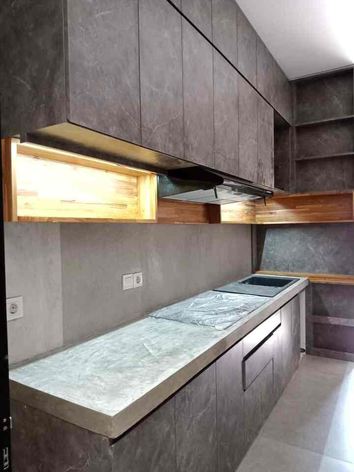 Dapur yang simple segaris untuk kebutuhan masak rumah tangga adalah impian saya.Dibuat tidak cukup luas untuk memudahkan membersihkan dan menjaga untuk tidak banyak barang. Tone warna dominan memakai warna abu dari HPL,Table top semen dan lantai keramik membuat dapur terkesan lebih luas.
Pentingnya berkomunikasi dengan desain interior untuk membuat sketsa 2D/3D sebelum membangun.
Untuk efisiensi,kami menggunakan sisa keramik lantai sebagai backsplash dapur 😍
#KitchenSet #KitchenSetMinimalis #TableTop #BackSplash #HPL #KayuJati #LantaiKeramik #MyDreamKitchen #KitchenRenovation #KitchenStyling