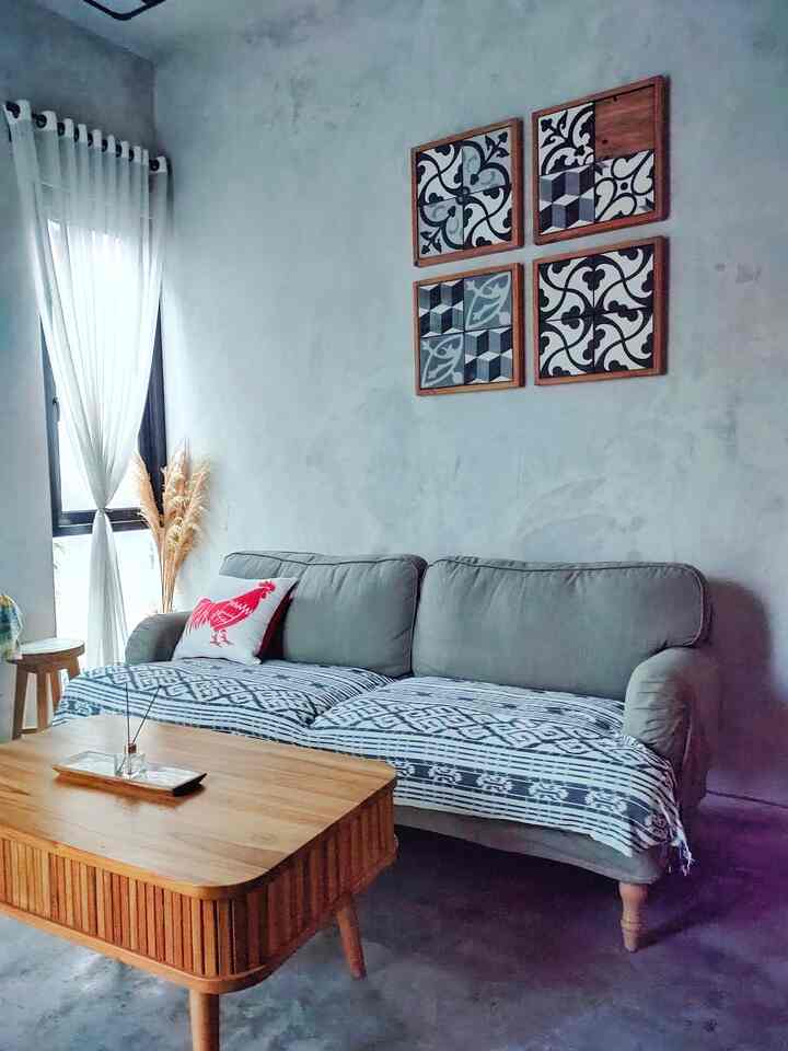 Rumah Industrialis Maskulin yang tetap ada sentuhan feminim. Mencari dekoratif item yang bisa kami pindahkan ke ruang lain, sehingga tetap minimalis dan fungsional.
Seperti kain tenun Jepara yang bisa kami pindahkan ke sofa lainnya.
Keranjang anyaman yang awalnya dipakai sebagai cover pot, dialihfungsikan menjadi vas bunga.
Jam vintage 2 sisi ini bermanfaat sekali karena kami pasang di lorong rumah.
Sisa tegel motif kamar mandi kami manfaatkan menjadi stool yang bisa kami gunakan di berbagai ruang.
#KainTenun #Pampas #sarungbantal #Wallart #BungaImitasi #KeranjangAnyaman #JamDinding #KursiCustom #TegelMotif #DekorasiEstetik #SmallDecorItems #DecorativeItems

