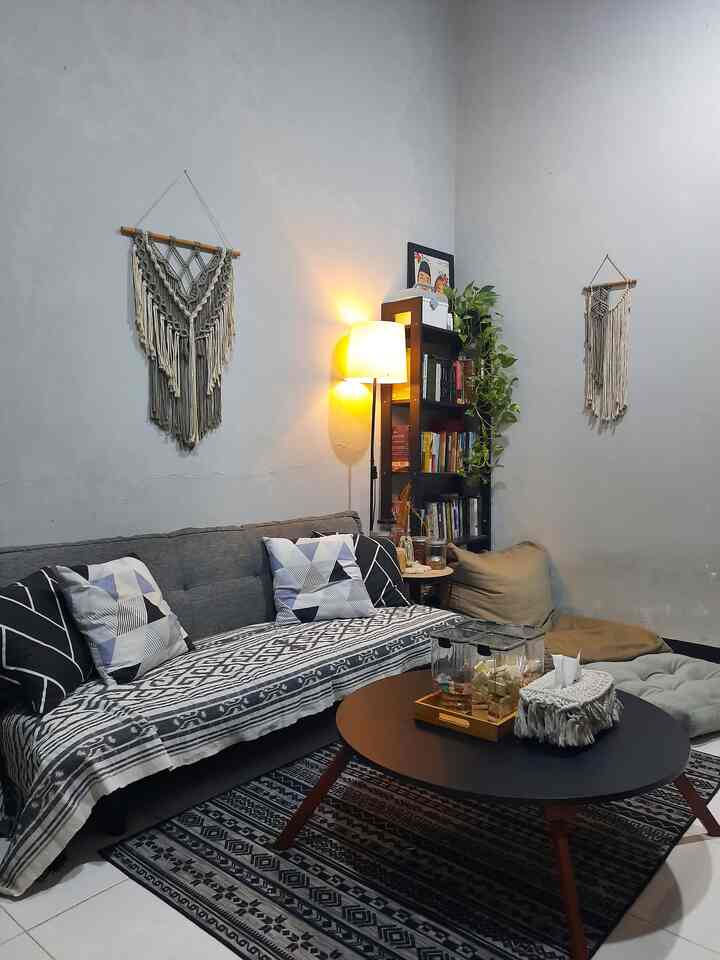 Dekorasi estetik dengan hiasan wall hanging macrame.
Bagi yang suka dinding polos tanpa tempelan panel atau wallpaper, dekorasi gantungan dinding seperti macrame ini cocok untuk mempercantik ruangan. Wall hanging macrame ini cocok digantung dimana saja, entah itu di living room, ruang hobi, kamar tidur, atau di ruang makan.  

Note: Berhubung semua hiasan macrame ini handmade a.k.a buatan sy sendiri jadi tidak ada link pembelian ya. 😁🙏

#Livingroom #DekorasiLivingRoom #HiasanMacrame #RakAmbalanKayu #DekorasiEstetik #SmallDecorItems #DecorativeItems
