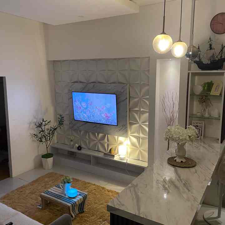 Ruang Keluarga
Salah  satu cara aku untuk mempercantik rumah dengan sederhana yaitu 
✨️Lampu lampu kecil yang warna kuning  biar kelihatan hangat,
✨️Artifial flower biar kelihatan cantik
✨️Diffuser membuat suasana semakin relax


#Ruangtv #ruangkeluarga #livingroom #DekorasiEstetik #SmallDecorItems #DecorativeItems
