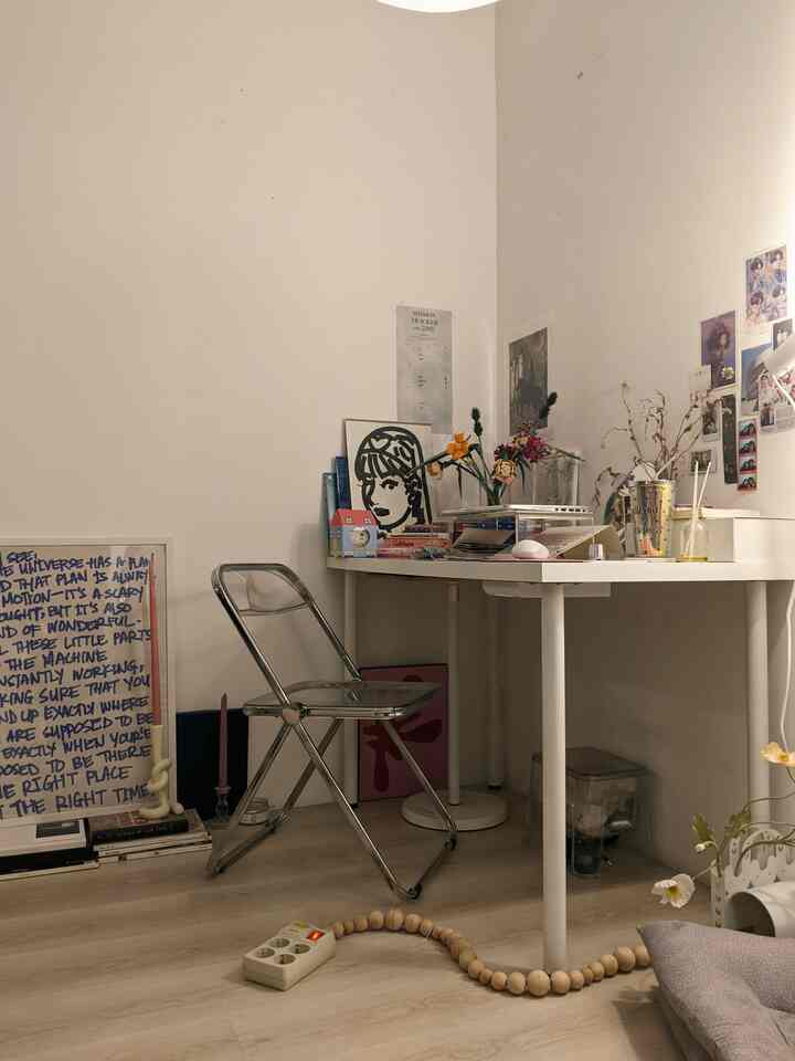 ini space yang belakangan ini paling sering aku tempatin karena lembur kejar deadline💪🏻 untungnya spot ini memang aku isi sama dekor2 yang bikin aku terinspirasi kayak Lego flower dan frame untuk memajang art print favorit. Selain itu, items yang fungsional juga aku pilih yang bentuknya unik jadi bisa sekaligus jadi items dekorasi, contohnya seperti colokan extension yang memiliki bola2 kayu di kabelnya. Kerja jadi lebih nyaman di sini dan gak suntuk
#WorkingSpace #Desk #Lamp #LegoFlower #ArtPrint #CandleHolder #DekorasiEstetik #SmallDecorItems #DecorativeItems