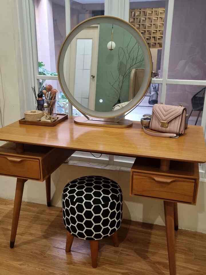 Mempercantik sudut kecil di kamar salah satunya yaitu meja rias. Impian sederhana punya meja rias yg compact dan menyimpan beberapa kebutuhan skincare dan alat makeup. Pemilihan bahan meja dari kayu karena dinilai mempunyai durability yg cukup baik. Tak lupa juga dilengkapi dg LED mirror berbentuk circle dan berwarna gold supaya makin stunning #mejarias #mejariasestetik #mejakerja #mejakayu #DekorasiEstetik #SmallDecorItem #DecorativeItem #dekorasimejaris #inspirasimejarias #smalldecoritems