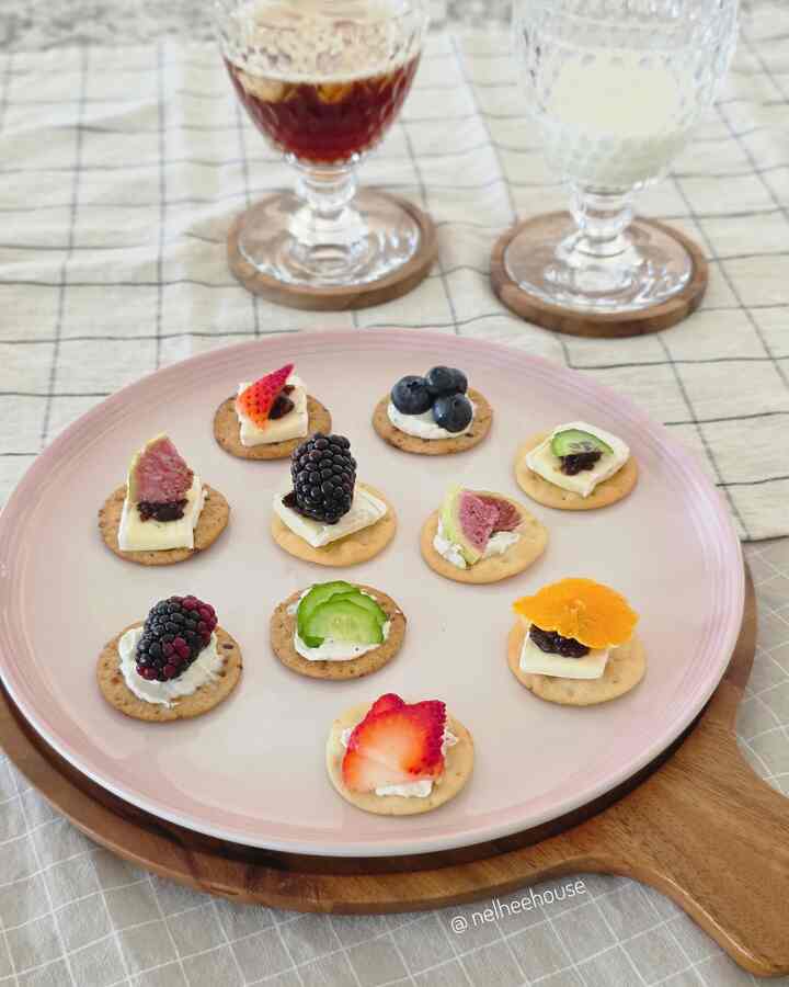 Snack date with my daughter 🩷
#plating #platingshot #fingerfood #cracker #snack #dinnerware #villeroyandboch #lecreuset #easyrecipe 
