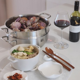 🍷 #울프블라스 #빌야라 
#쉬라즈 와인 탄닌이 강해서 너무 맛있게 마신 레드와인 ❤️
루이언니가 하사해주신 와인 감사히 잘 마셨어요 🫶
#가리비찜 에 레드와인 왜케 잘 어울려... 🐚🍷
#통영가리비
#그릇스타그램 #그릇맛집
#여토공방
#세라믹몽
#솔솔푸른솔 
#프롭스
