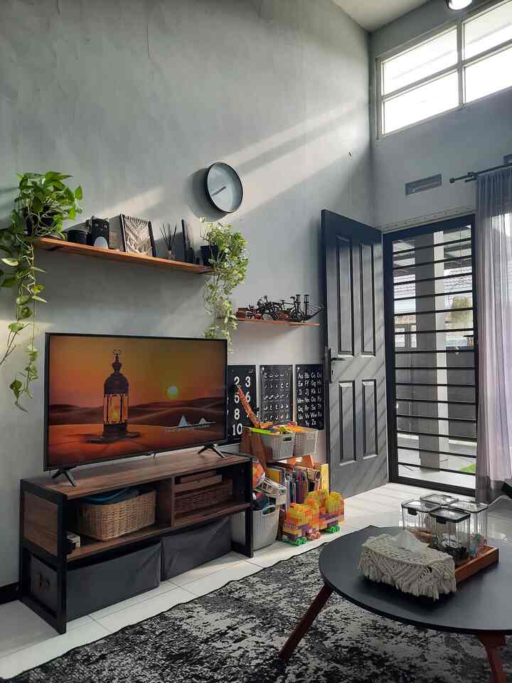 Menjelang hari raya Idul Fitri wajib banget rapi2 dan bersih2 rumah. Dekorasi lebaran tidak jauh berbeda dengan hari2 biasa, hanya ada pergantian karpet dan penambahan toples kue yang ditata di meja living room. 
Walaupun rumah ditinggal mudik tapi tetap harus ditata cantik dan estetik supaya nanti kembali kami disambut rumah yang rapi. 
#livingroomdecoration #dekorasiruangtamu #dekorasiruangkeluarga #karpetruangtamu #mejatv #rakambalan #mejaruangtamu #topleskue #lebaranvibes #lebarancantik #dekorasilebaran #ramadanstyling
