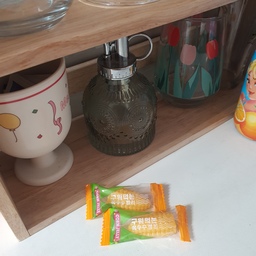 아이가 사온 구워먹는 옥수수젤리
그냥 먹으면 입에 쩍쩍 달라붙는 맛이고
후라이팬에 눌러 구우면 늘어나는 부분을 먹는건데
모양이 넘 귀여워서 찍어봤어요
#맞팔 #내돈내산 #좋아요반사 #오늘의가든 #오늘의집 #오늘장면한컷 #예쁜템최고야 #집에서제일바빠 #집꾸미기 #젤리