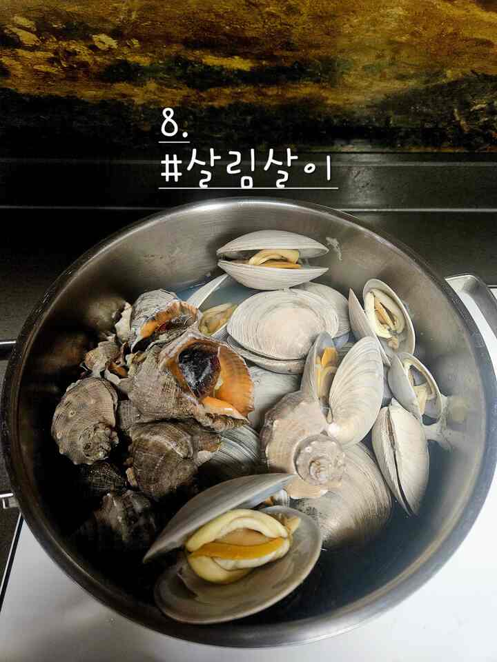 #살림살이 8 #콘수프기록 #여행 #비스포크 #인덕션 #구글네스트 #스마트홈 #cctv #주방파티션 #유리파티션


週末に風が途方もなく吹きましたが、この日私は海に害を及ぼしてきました。 
しっかりと軽くて準備していったのに、海風の風に顔がベイする感じだったんですよ。 

そんなに寒い海を後ろにして、空はどうして涙が出て青くてきれいか^^

ハルジル海初出動したハリンはどれくらい面白かったのかわかりません。
お年寄りに聞いた話なのに餅は王様に真相だった貝ですが、海感がなくて別に砂袋をお手入れしなければならない不便さがあり、つかまえてもうまくいっていないんですよ。ところが王様に上げられるので、味がどれくらいあります！煮て砂のポケットだけを殺して取り除き、とてもおいしく食べました。食感がすごくすっきりして貝類を食べない息子も美味しいおいしいを連発してよく食べました！

3月がもう明日なら最後の日ですね。 4月初日、エイプリルフール私は旅行を控えています。
久しぶりの旅行だからいいけどまだキャリアも出てこなくて両替もしなくてとてもゆったりした私を見て驚いていますㅎㅎㅎㅎ

お兄ちゃんの週末の仕上がりをしましょう。私はとても久しぶりに聞こえる場所がたくさんあります^^