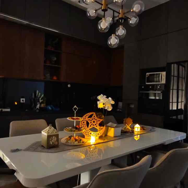 Idul Fitri adalah Hari Yang Istimewa, persiapan untuk menyambutnya juga harus istimewa sebagai bentuk rasa Syukur atas kemenangan yang di beri. Untuk memperindah Suguhan ketika menerima tamu, Kaffahhouse menggunakan beberapa hiasan dekorasi yang bertema Idul Fitri seperti lampu lentera, lampu lilin, dan pajangan bulan. Hiasan ini juga bisa difungsikan sebagai dekorasi di beberapa titik. Walau Pajangan, tetapi bahan yang digunakan juga tetap Ramah Anak yaitu plastik atau bahan yang tidak mudah pecah, karena itu memiliki hiasan ini tidak hanya membuat ruangan terlihat cantik tetapi juga tetap bikin tenang.

#Lampudekorasi
#LampuLentera
#LampuLilin
#PajanganIdulFitri
#HiasanIdulFitri
#CakeTier
#RakSusunKue
#LebaranCantik
#DekorasiLebaran
#RamadanStyling

