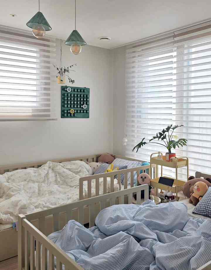 #오늘의우리집

11-year-old and 9-year-old, they made their own bedding and left it there, so it's cute🤭

#30-pyeong apartment interior #셀프인테리어 #내돈내산 #예쁜템최고야 #가성비인테리어 #오늘장면한컷 #집꾸미기 #키즈룸 #키즈침대추천 #아이방인테리어 #초등학생방 #남매침실