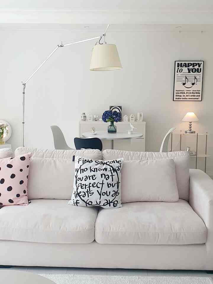 #私たちの家

私の家の追求はホワイトトーンベースです  
+ブラック、+シルバー、+照明、+花です〜
春のようにブラックドットが入ったピンクッションもいいですね〜

時々花でポイントを与えるために様々な花で演出することも
しかし、長い時間保持されていないので、オブジェが好きです💗

全体的な家の感じはホワイトグレーの感じです。
どんな色にも合います〜🤍
春、夏と似合う様々な色にオブジェで飾ってみたいです


＃私たちの家の追求＃コンスープ記録
＃リビングインテリア＃リビング装飾＃リビングスタイル＃リビングライト 
＃ホワイトインテリア＃モダンインテリア＃モダンスタイル 
＃照明インテリア＃照明おすすめ＃照明スタンド 
＃リビングテーブル＃ホームスタイリング＃家の飾り 
＃ホームスタイリング＃ホームデコ＃ホームインテリア 
#livingroomdecor #livingroom #lifestyle #livingroominterior 

