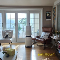 #바퀴달린가구 
#엘지공기청정기 
우리집 공기를 청명하게 해주는 효자템이
바퀴까지 달려 있네요😁😄
이방저방 이동하며
다닐수 있어서  너무 편해요
이케아 트롤리도  있지만
그건 정리도 해야하고 해서
바퀴 달린 가구 찾다가 얘를 딱  발견😁
미먼때메 하루도 쉬지 않고 열일하는
우리집 바퀴달린 지킴이입니다😍😍
베란다 초록이들은  오늘도 싱그럼 가득이구요오
#공기청정기 #미세먼지 #거실 #거실인테리어 
#엘지공기청정기 #살림템 #살림청소템 #살림정착템
#콘수프기록  #맞팔