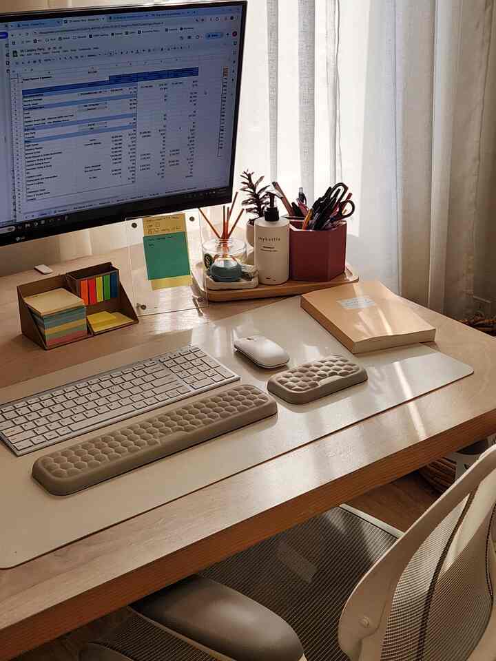 work from home vibe
#smallroominterior #workspace #wfh #homeoffice