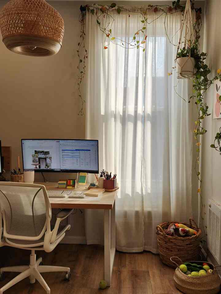 cozy office corner

#smallroominterior #workspace #workfromhome #homeoffice